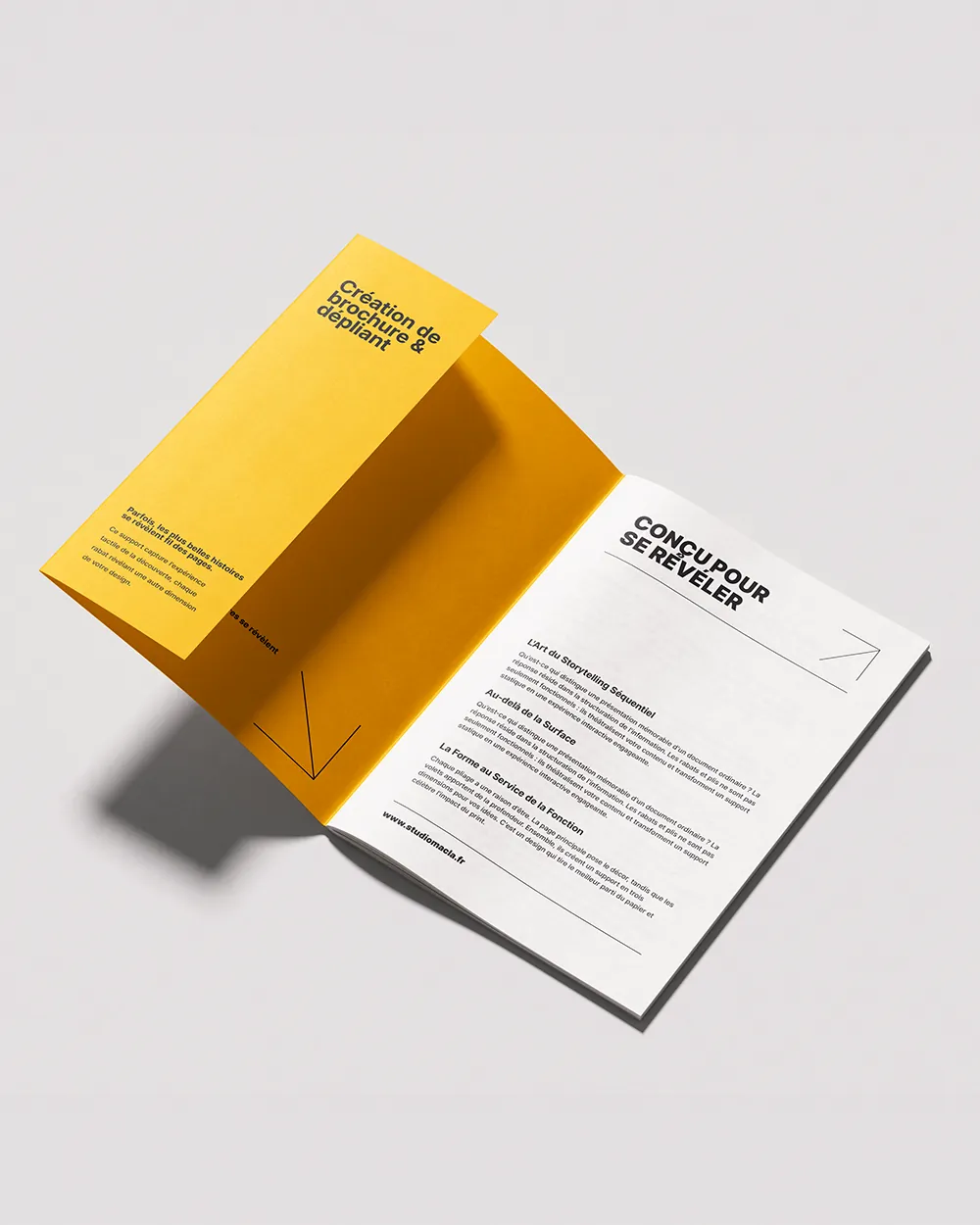 Dépliant Studio Macla ouvert, volet jaune et page intérieure : création de brochure et dépliant