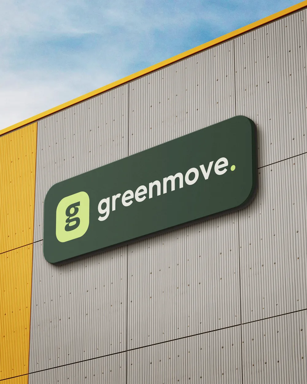 Logo GreenMove en enseigne sur la façade d’un bâtiment : monogramme et mot-marque, création de Studio Macla