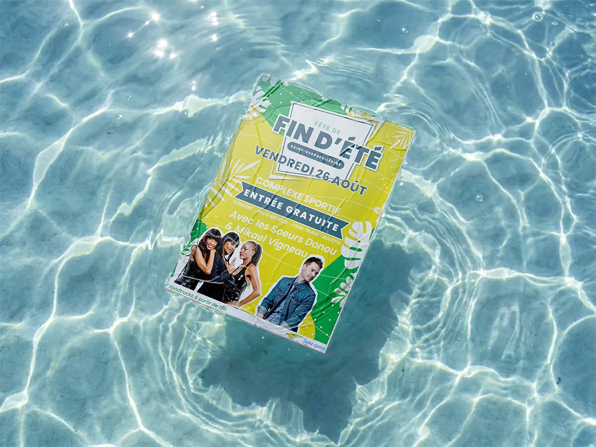 Flyer Fin d’été flottant sur l’eau d’une piscine : création de Studio Macla