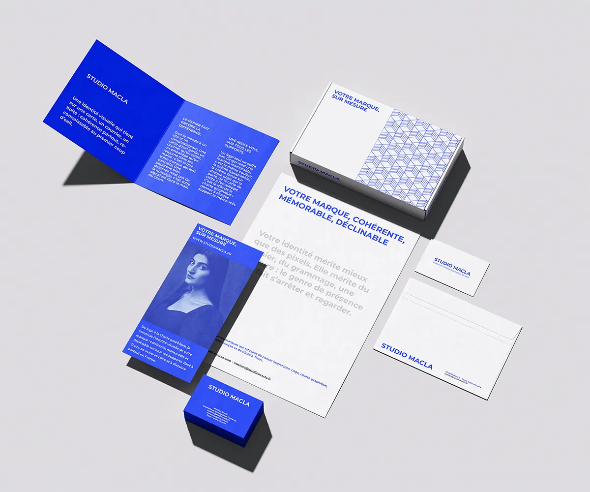 Papeterie Studio Macla : dépliant, boîte, papier à en-tête, cartes de visite et enveloppe, en bleu et blanc