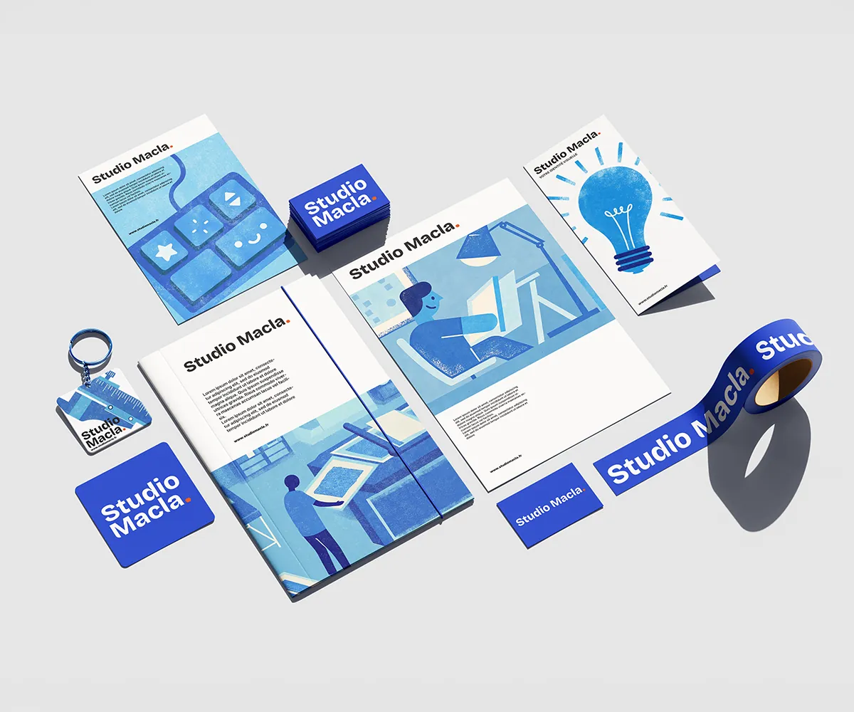 Système de marque complet Studio Macla décliné en bleu sur une brochure, un carnet, des cartes et un ruban adhésif