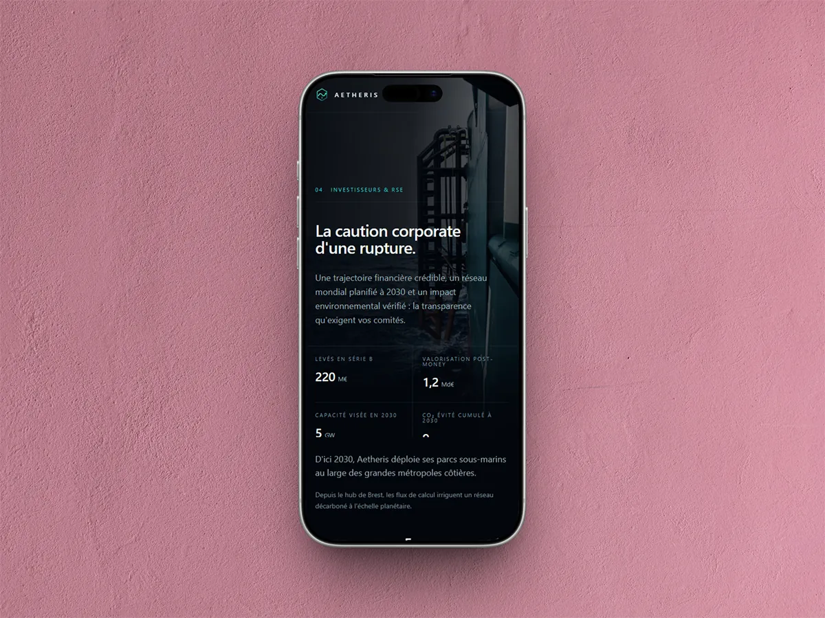 Site vitrine affiché sur un téléphone, posé sur un mur rose : réalisation de Studio Macla